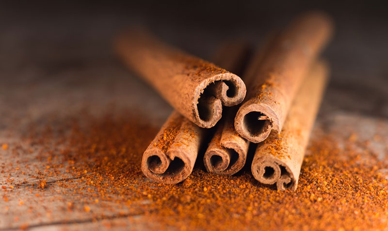 Cassia cinnamon sticks and cinnamon powder