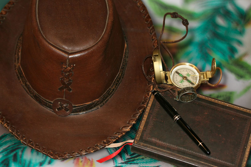 Шляпа, блокнот и ручка в стиле Индианы Джонса